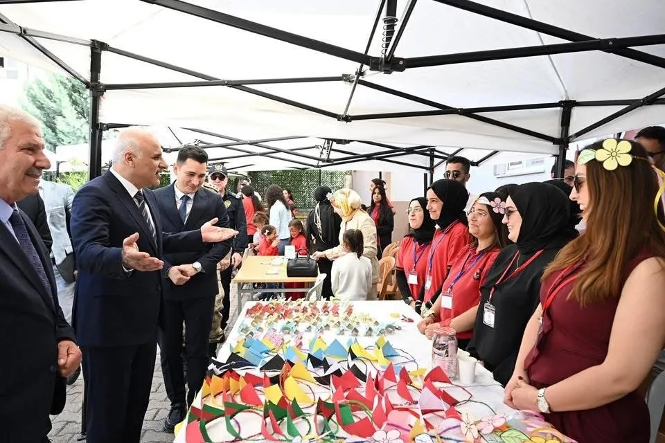 DİYARBAKIR VALİSİ MURAT ZORLUOĞLU, BERABERİNDEKİ HEYETLE ÇERMİK 6. KİTAP FUARI KÜLTÜR VE SANAT FESTİVALİNİ ZİYARET ETTİ .