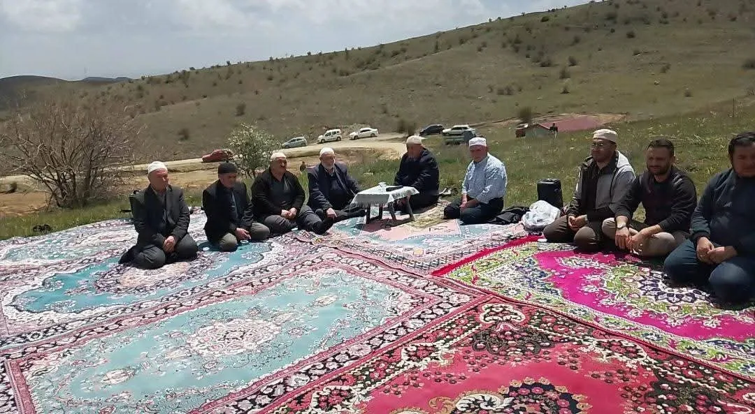 AFYONKARAHİSAR’IN ŞUHUT İLÇESİNE BAĞLI ÇAKIRÖZÜ KÖYÜ MUHTARLIĞI ÖNCÜLÜĞÜNDE DÜZENLENEN ŞÜKÜR VE YAĞMUR DUASI PROGRAMI YOĞUN KATILIMLA GERÇEKLEŞTİRİLDİ.