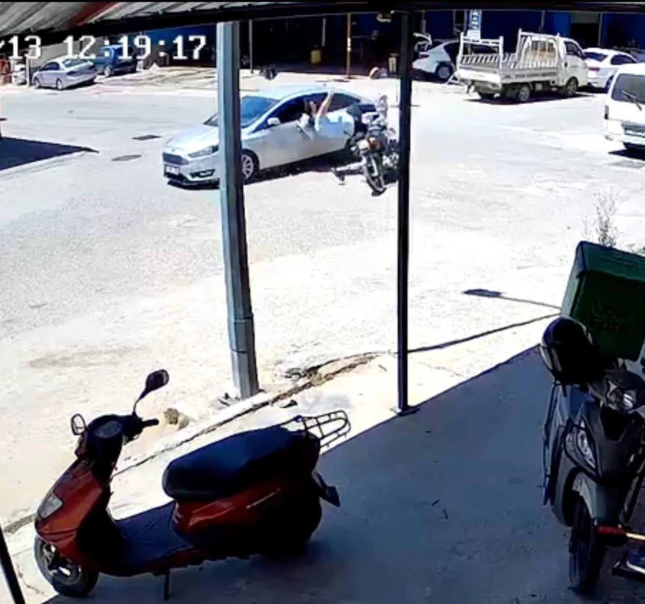 ANTALYA'NIN MANAVGAT İLÇESİNDE KONTROLSÜZ KAVŞAKTA MEYDANA GELEN TRAFİK KAZASINDA OTOMOBİLE ÇARPAN MOTOSİKLETTEKİ 2 KİŞİ ÖLÜMDEN DÖNDÜ. SÜRÜCÜ VE YOLCUNUN SAVRULDU KAZA GÜVENLİK KAMERASINA YANSIRKEN KAZADA 4 KİŞİ YARALANDI