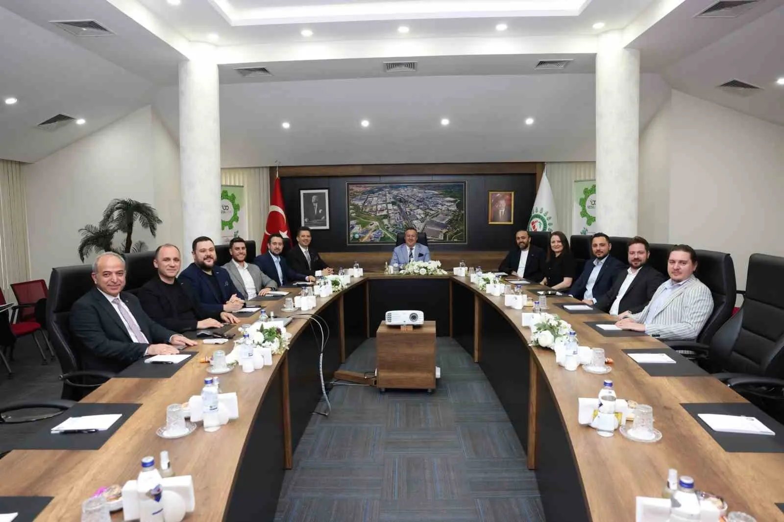 DENİZLİ GENÇ İŞ İNSANLARI DERNEĞİ (DEGİAD) YÖNETİM KURULU BAŞKANI KEMAL SÖZKESEN VE BERABERİNDEKİ YÖNETİM KURULU ÜYELERİ, DENİZLİ ORGANİZE SANAYİ BÖLGESİ BAŞKANI SELİM YAYMANOĞLU VE YÖNETİM KURULU ÜYELERİNE HAYIRLI OLSUN ZİYARETİNDE BULUNDU.