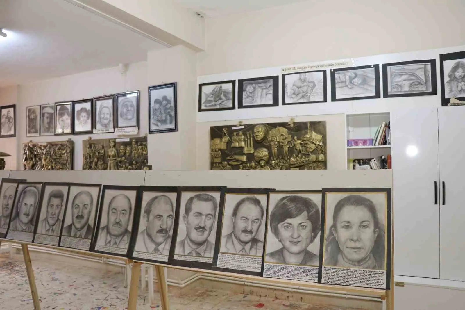 OLTULU EMEKLİ RESİM ÖĞRETMENİ NEŞAT DEMİRCAN TARAFINDAN HAZIRLANAN SOSYAL İÇERİKLİ RÖLYEF, HEYKEL VE KARAKALEM ÇALIŞMALARINDAN OLUŞAN SERGİ SANATSEVERLERLE BULUŞTU.