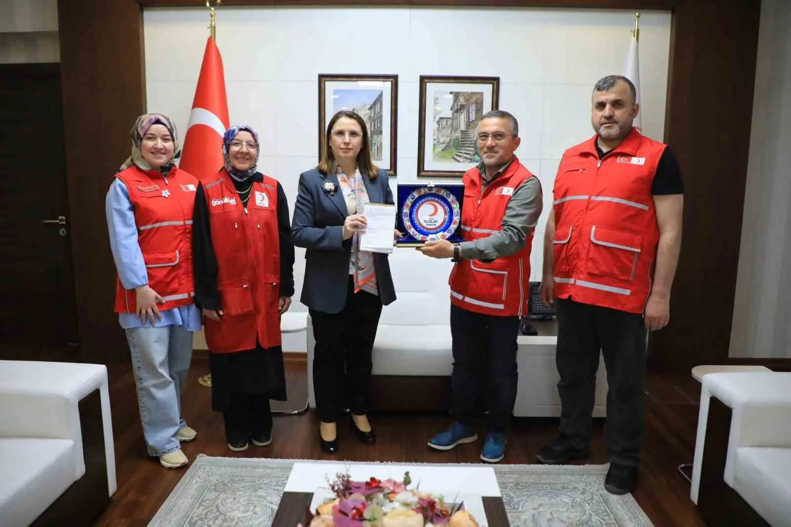 BARTIN VALİSİ NURTAÇ ARSLAN OLDU. VALİ ARSLAN, TÜRK KIZILAYI'NIN "KURBAN BEREKETİNİ YIL BOYU YAŞATIYORSAN HİLAL OLSUN TÜRKİYE" KAMPANYASINA VEKÂLETLE KURBAN BAĞIŞINDA BULUNARAK DESTEK VERDİ.