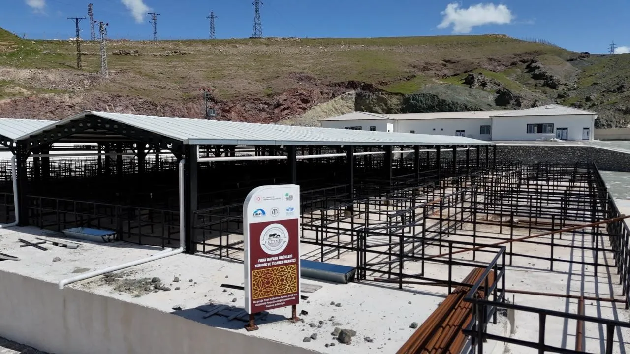 YAKLAŞAN KURBAN BAYRAMI ÖNCESİNDE ELAZIĞ’DA YENİ OLUŞTURULAN KURBAN SATIŞ VE KESİM ALANINDA HAZIRLIK ÇALIŞMALARI BAŞLADI