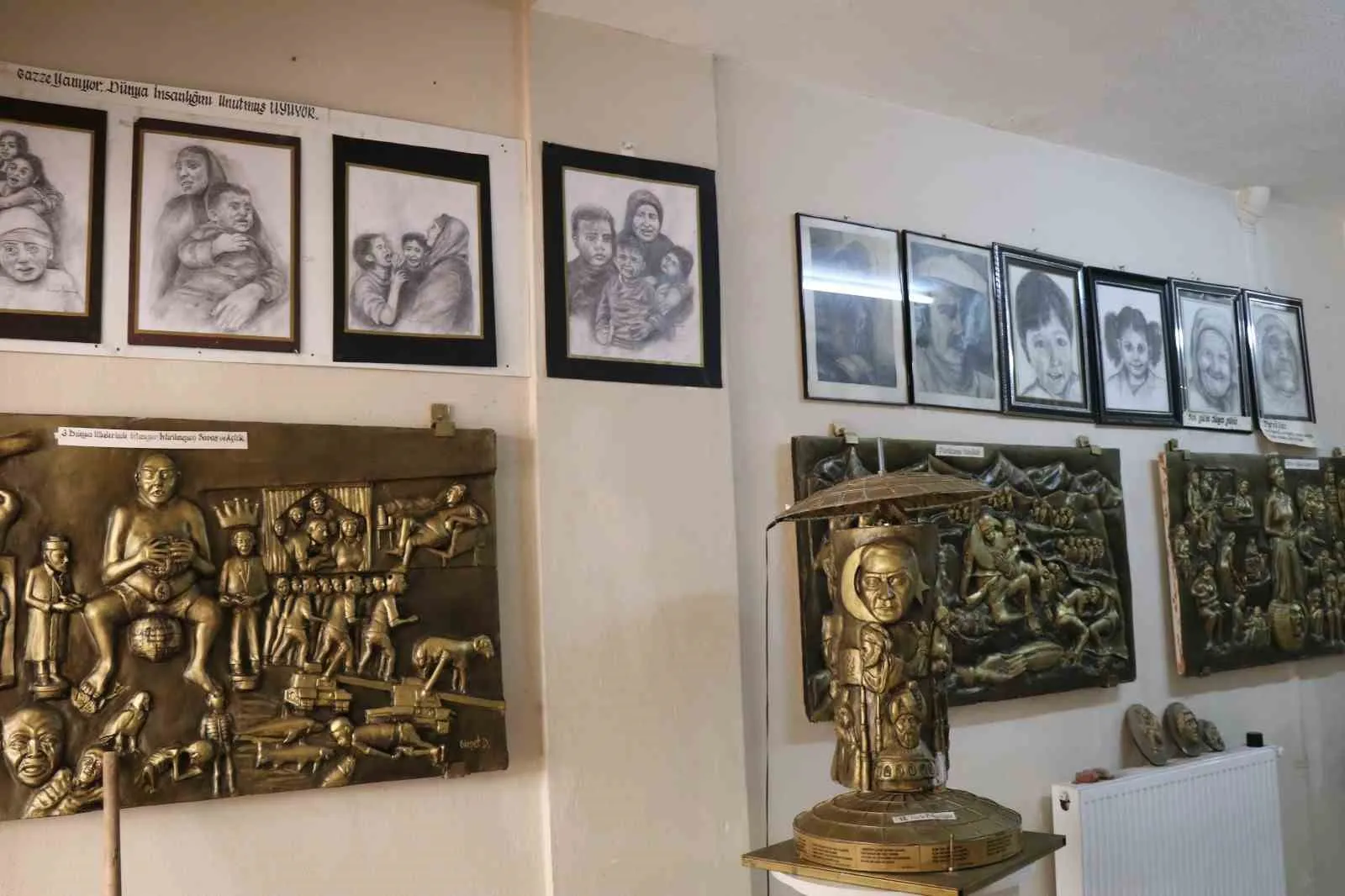 OLTULU EMEKLİ RESİM ÖĞRETMENİ NEŞAT DEMİRCAN TARAFINDAN HAZIRLANAN SOSYAL İÇERİKLİ RÖLYEF, HEYKEL VE KARAKALEM ÇALIŞMALARINDAN OLUŞAN SERGİ SANATSEVERLERLE BULUŞTU.