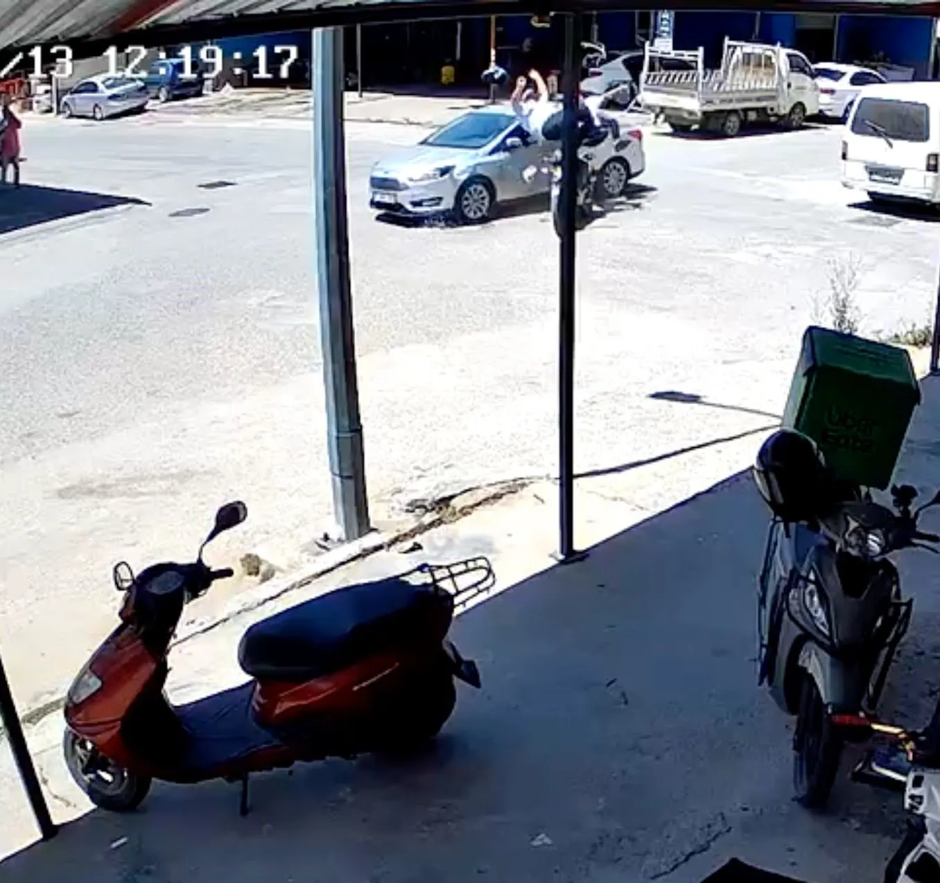 ANTALYA'NIN MANAVGAT İLÇESİNDE KONTROLSÜZ KAVŞAKTA MEYDANA GELEN TRAFİK KAZASINDA OTOMOBİLE ÇARPAN MOTOSİKLETTEKİ 2 KİŞİ ÖLÜMDEN DÖNDÜ. SÜRÜCÜ VE YOLCUNUN SAVRULDU KAZA GÜVENLİK KAMERASINA YANSIRKEN KAZADA 4 KİŞİ YARALANDI