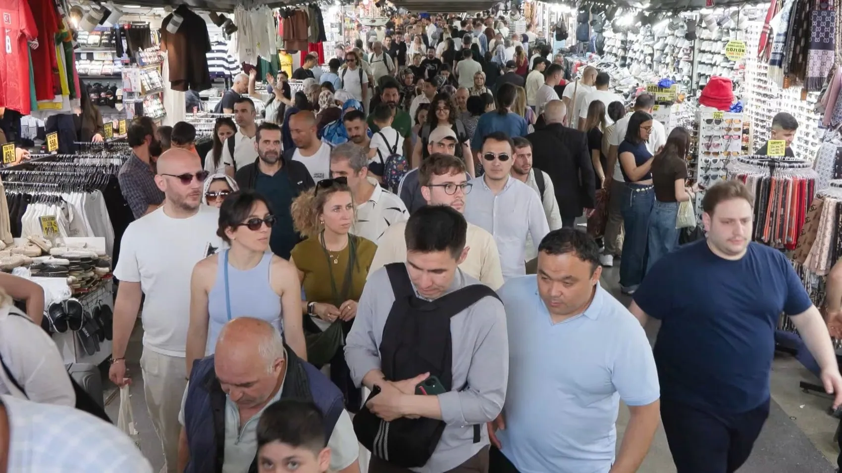 Bayramın son günü Eminönü yine İstanbulluların uğrak noktası oldu