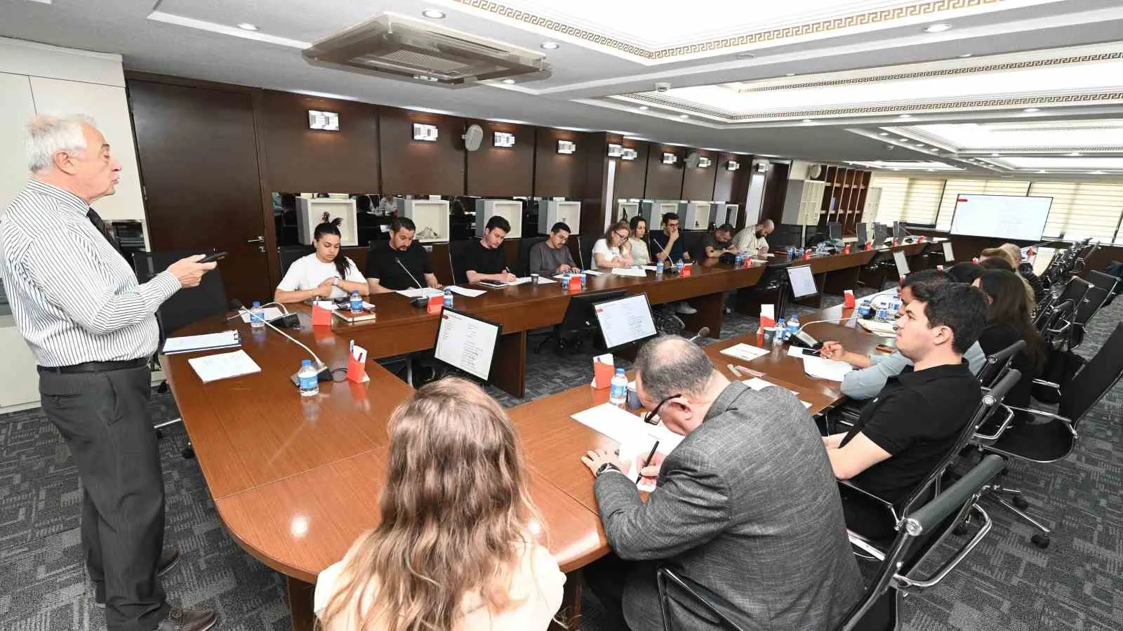 DENİZLİ TİCARET ODASI (DTO), İŞTİRAKİ OLAN DENİZLİ AVRUPA BİRLİĞİ İŞ GELİŞTİRME MERKEZİ (ABİGEM) ARACILIĞIYLA GERÇEKLEŞTİRDİĞİ ENERJİ VE SU VERİMLİLİĞİ EĞİTİMLERİYLE YEŞİL DÖNÜŞÜME KATKI SAĞLAMAYA DEVAM EDİYOR.