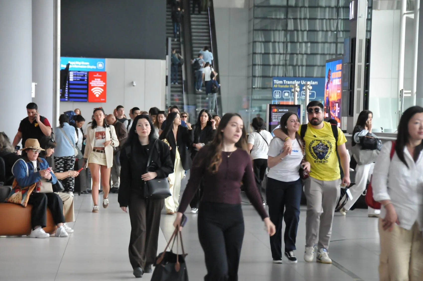 Bayram dönüşü İstanbul havalimanlarında rekor yoğunluk yaşanıyor