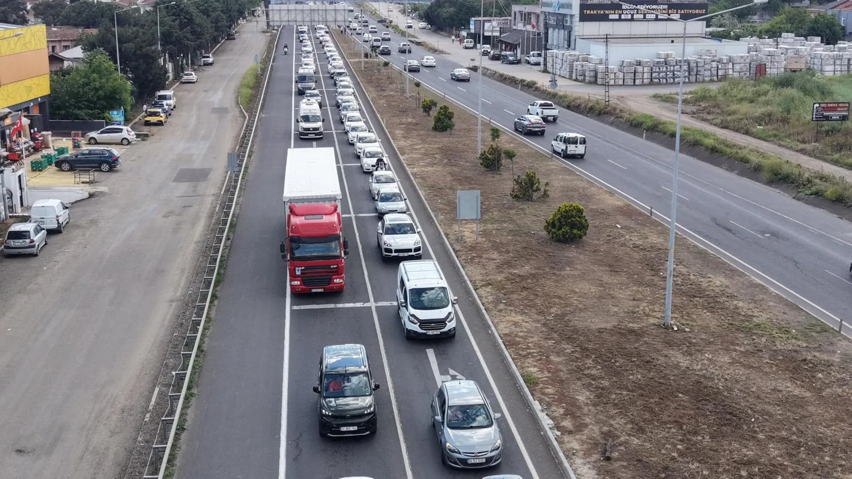 Tatilciler İstanbul yoluna döküldü trafik kilitlendi