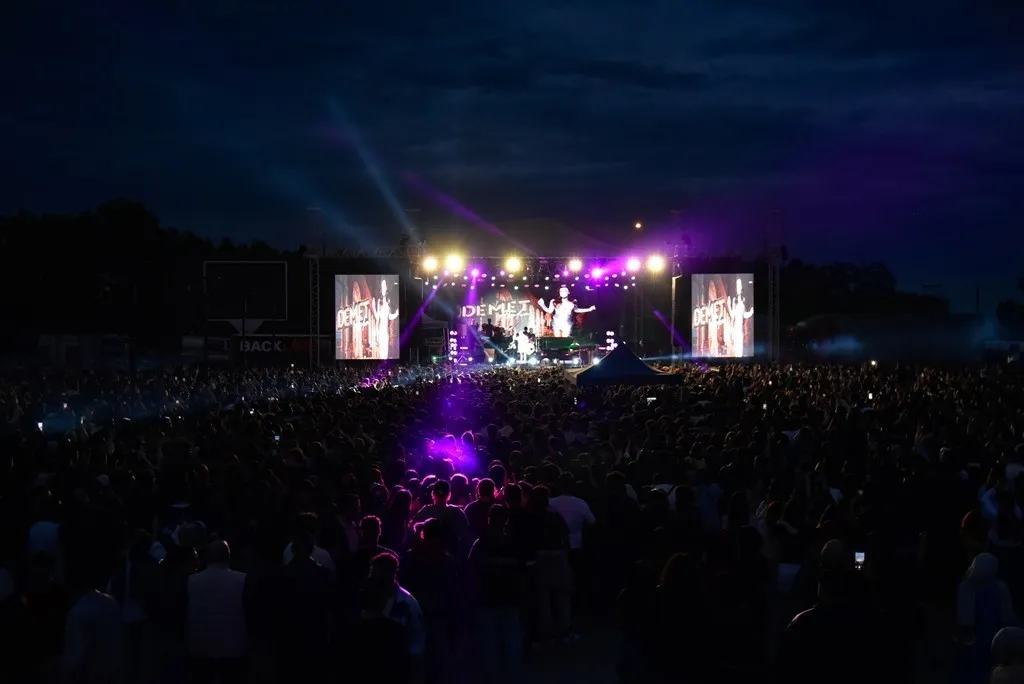 SAMSUN ONDOKUZ MAYIS ÜNİVERSİTESİ (OMÜ) BAHAR ŞENLİĞİ KAPSAMINDA GÜN BOYUNCA DEVAM EDEN DANS GÖSTERİLERİ, DJ PERFORMANSLARI VE ÇEŞİTLİ SAHNE ETKİNLİKLERİ, SANATÇI DEMET AKALIN KONSERİYLE BÜYÜK BİR COŞKUYA SAHNE OLDU.