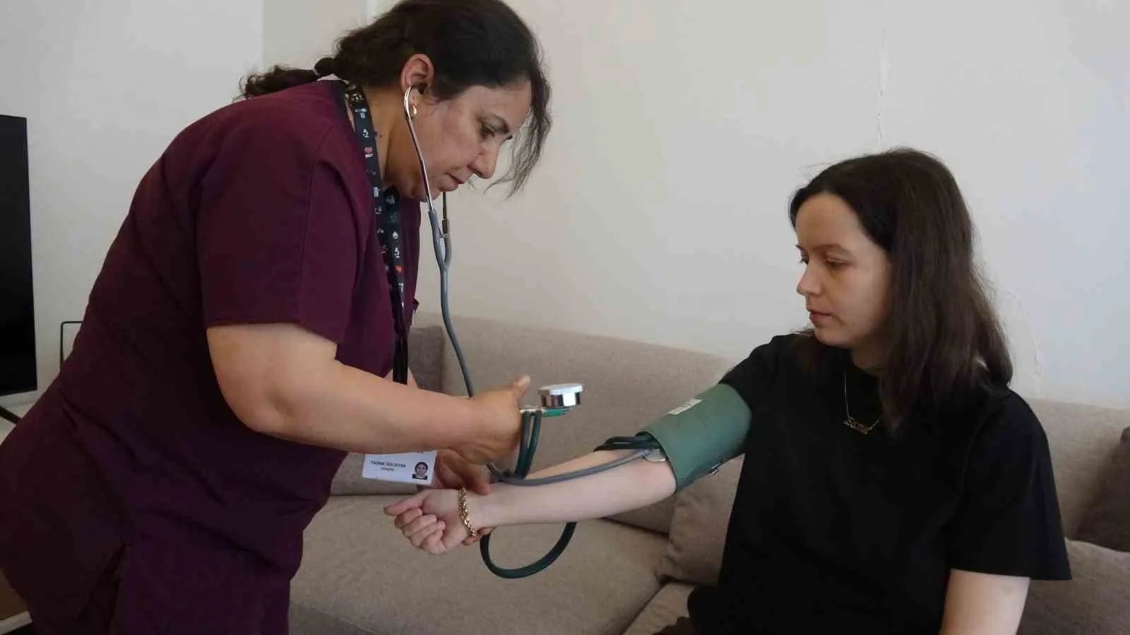 MALATYA'DA SAĞLIK ÇALIŞANLARI GEBELİK SÜRECİNDEKİ ANNE ADAYLARINI EVLERİNDE ZİYARET EDEREK ANNE-BEBEK SAĞLIĞINA YÖNELİK BİLGİLENDİRME ÇALIŞMALARI GERÇEKLEŞTİRİYOR.