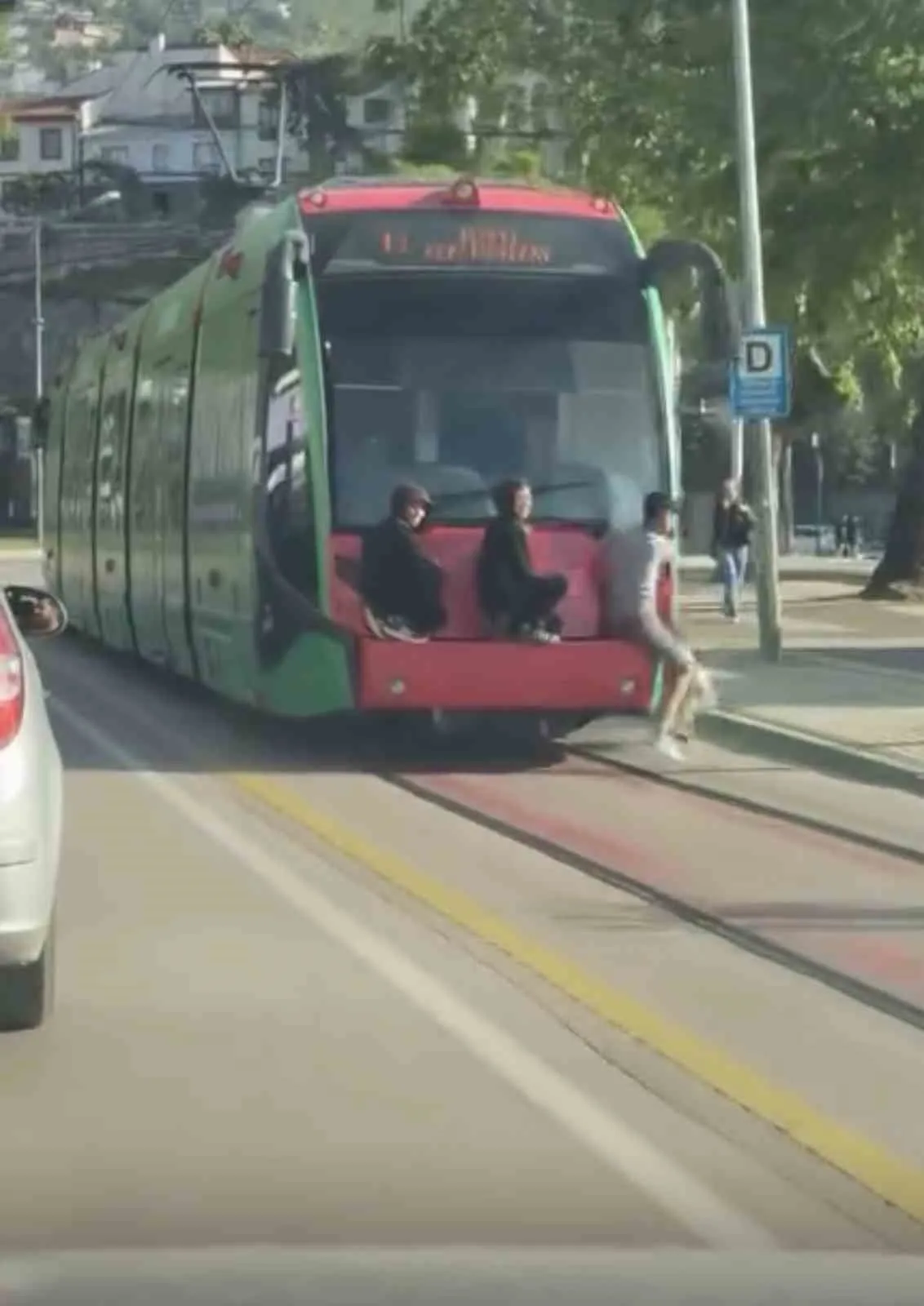 BURSA’DA GENÇLERİN TRAMVAY ARKASINDAKİ TEHLİKELİ YOLCULUĞU KAMERADA