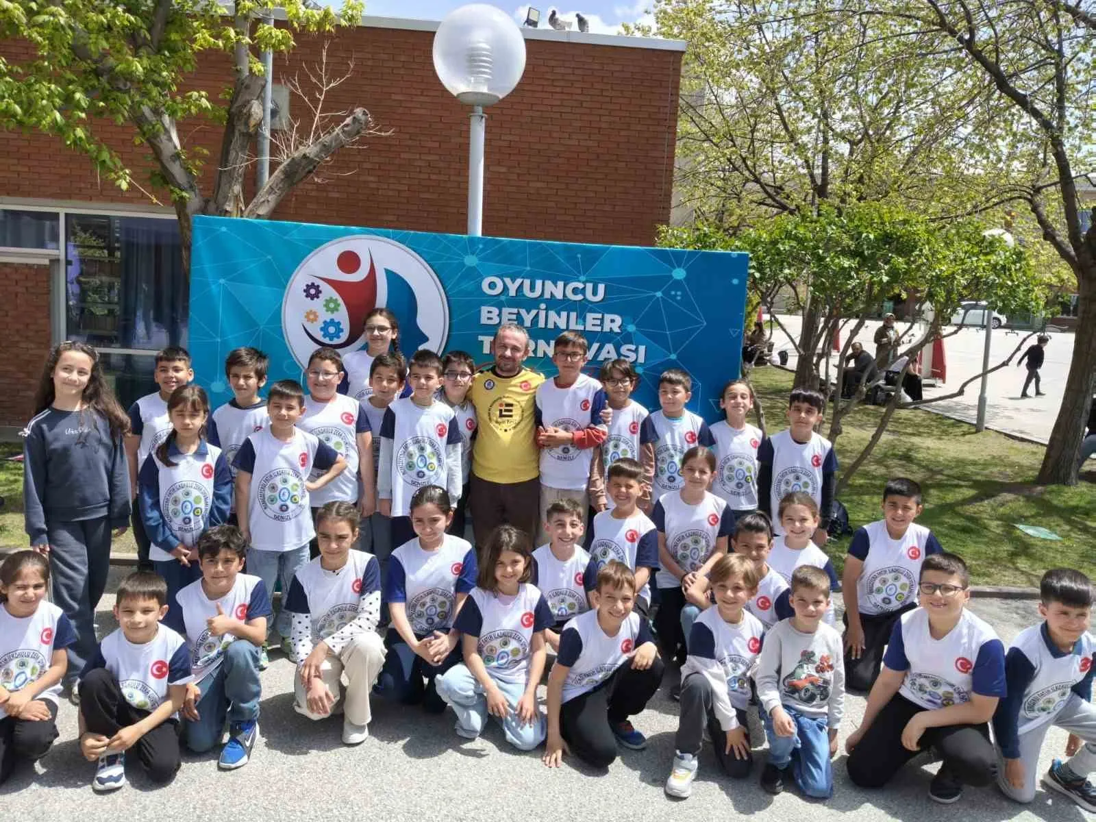 ANKARA’DA GERÇEKLEŞTİRİLEN 6. TÜRKİYE OYUNCU BEYİNLER TURNUVASINDA 9 ÖĞRENCİSİNİ DERECE KÜRSÜSÜNE TAŞIYAN DENİZLİ MERKEZEFENDİ FATİH İLKOKULU, TURNUVANIN EN BAŞARILI OKULU OLARAK DİKKAT ÇEKTİ.