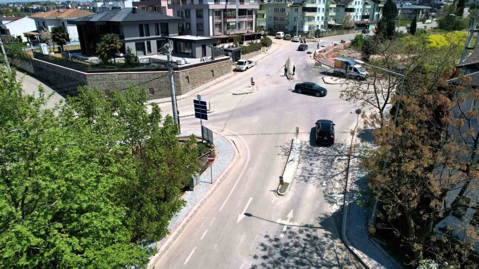 BAŞİSKELE İLÇESİNDE TRAFİK AKIŞINI DAHA DÜZENLİ VE GÜVENLİ HALE GETİRMEK AMACIYLA BAŞLATILAN KAVŞAK DÜZENLEME ÇALIŞMALARI DEVAM EDİYOR.