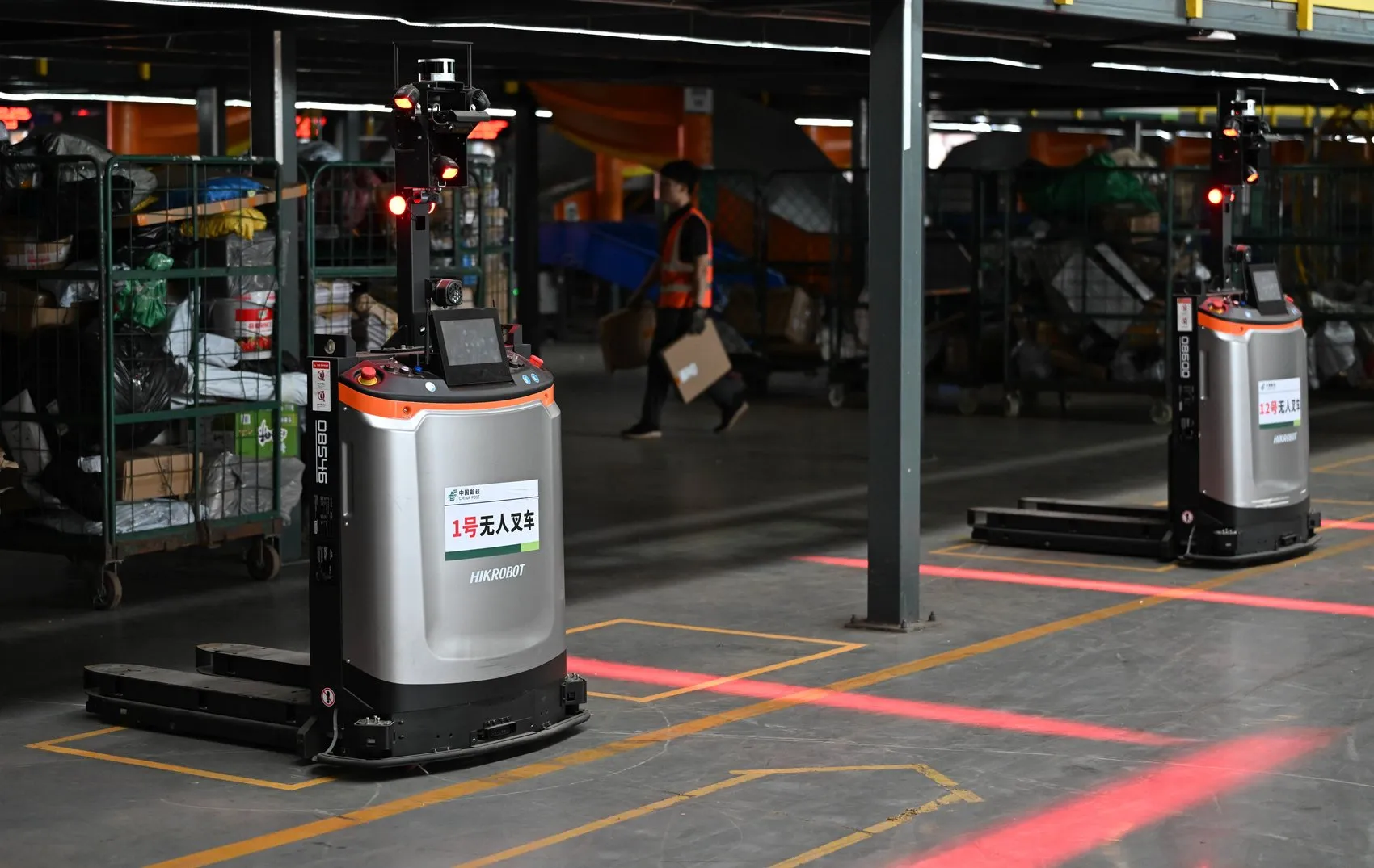 Çin, dev posta merkezinde insansı robotları devreye aldı