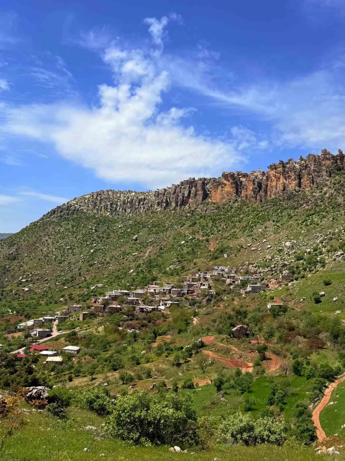 DOĞA VE TARİHİ GÜZELLİKLERİ İLE İSMİNDEN SÖZ ETTİREN DİYARBAKIR’IN ÇERMİK İLÇESİ, TURİST AĞIRLAMAYA DEVAM EDİYOR.