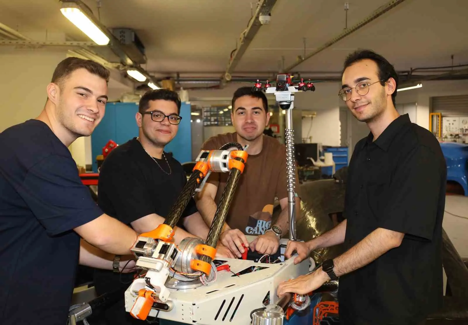İZMİR EKONOMİ ÜNİVERSİTESİ (İEÜ) MÜHENDİSLİK FAKÜLTESİ ÖĞRENCİLERİ, ÜZERİNDEKİ ROBOTİK KOL, KEŞİF DRONU, KAMERA VE SENSÖRLER SAYESİNDE YÜZEYDE TARAMA YAPABİLEN ‘ECLİPSE’ ADLI ÖZEL BİR BOMBA İMHA ROBOTU GELİŞTİRDİ.