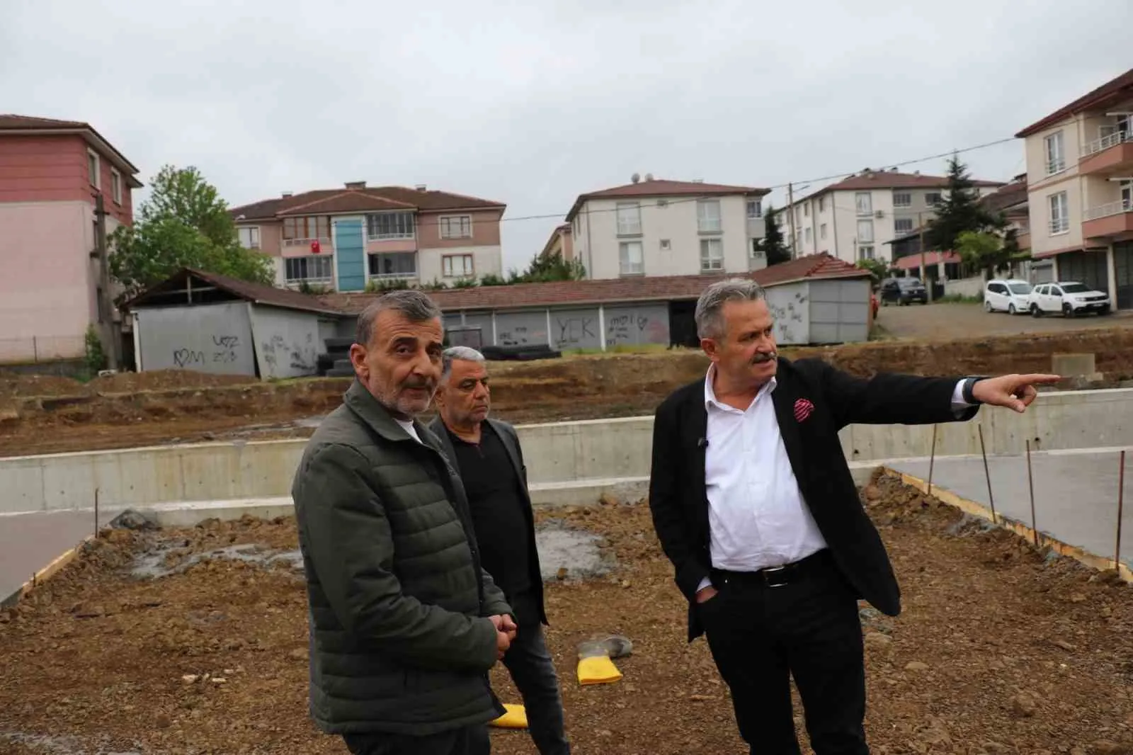 CUMAYERİ BELEDİYE BAŞKANI MUSTAFA KOLOĞLU, MERKEZDEN GEÇEN DERE ÜZERİNDE DEVAM EDEN ISLAH ÇALIŞMALARINI YERİNDE İNCELEYEREK PROJENİN SON DURUMU HAKKINDA BİLGİ ALDI.
