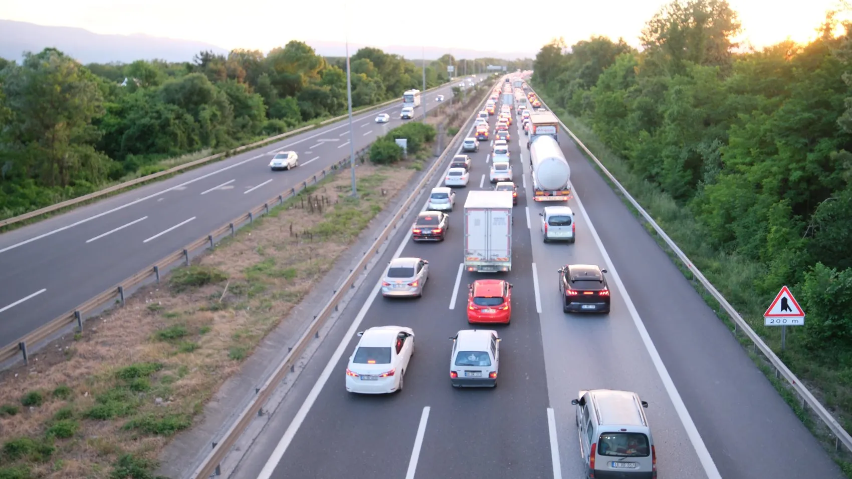 Dönüş yolunda Düzce geçişi kilitlendi
