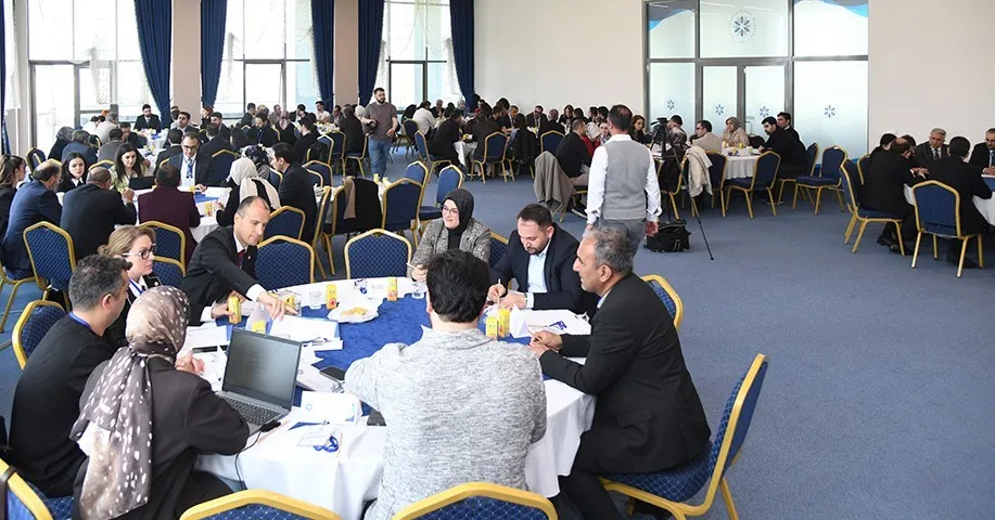 ERZURUM TEKNİK ÜNİVERSİTESİ’NDE (ETÜ), ÜNİVERSİTE-KAMU-YEREL YÖNETİM VE SİVİL TOPLUM İŞ BİRLİĞİNİ GÜÇLENDİRMEK, EĞİTİMDEN ARAŞTIRMAYA KADAR BİRÇOK ALANDA ORTAK AKIL MEKANİZMASINI GELİŞTİRMEK AMACIYLA “II. DIŞ PAYDAŞ ÇALIŞTAYI” GERÇEKLEŞTİRİLDİ.