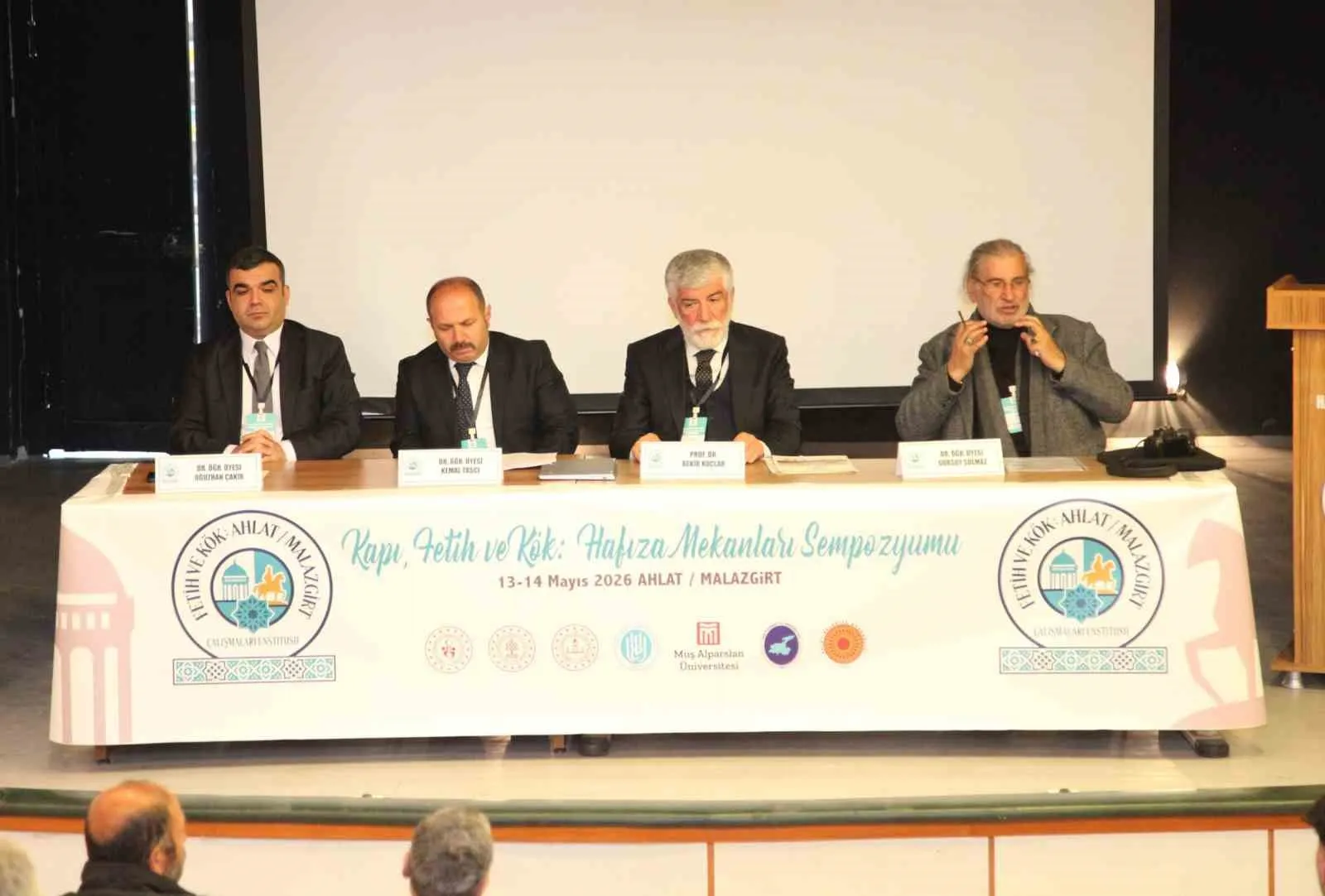 BİTLİS’İN AHLAT İLÇESİNDE “KAPI, FETİH VE KÖK: HAFIZA MEKANLARI" SEMPOZYUMU DÜZENLENDİ.