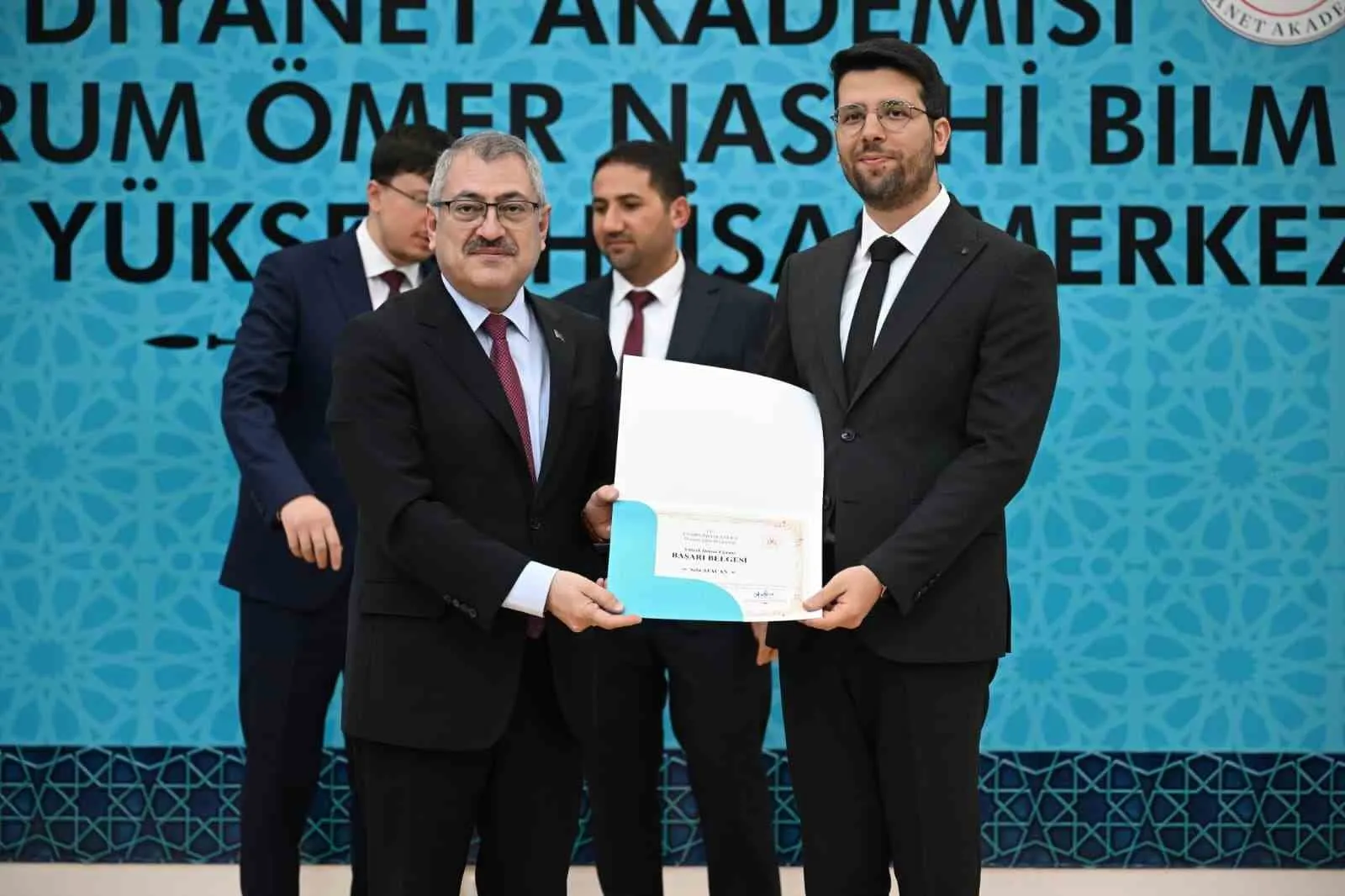 ERZURUM ÖMER NASUHİ BİLMEN DİNİ YÜKSEK İHTİSAS MERKEZİ'NDE DÜZENLENEN MEZUNİYET PROGRAMI, PROTOKOL ÜYELERİ VE KURSİYERLERİN YOĞUN KATILIMIYLA GERÇEKLEŞTİRİLDİ.