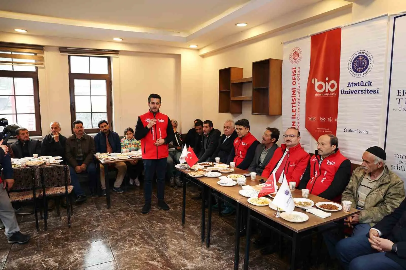 ATATÜRK ÜNİVERSİTESİ İLE ERZURUM TEKNİK ÜNİVERSİTESİ İŞ BİRLİĞİNDE DÜZENLENEN “TARIM VE HAYVANCILIKTA DİJİTALLEŞME” PROGRAMI, BİLİM İLE ÜRETİCİYİ AYNI SAHADA BULUŞTURDU.