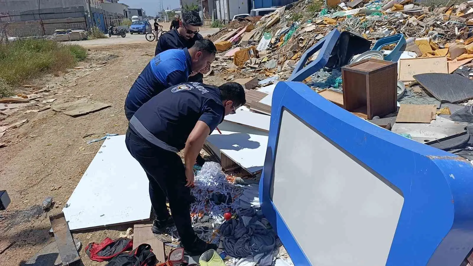 ANTALYA'NIN MANAVGAT İLÇESİNDE BOŞ ARAZİYE DÖKÜLEN ÇÖPLERİN YAKILMASI SONUCU ÇIKAN YANGINLAR, İTFAİYE EKİPLERİNİN MÜDAHALESİ SONUCUNDA İŞ YERLERİNE ULAŞMADAN SÖNDÜRÜLDÜ.