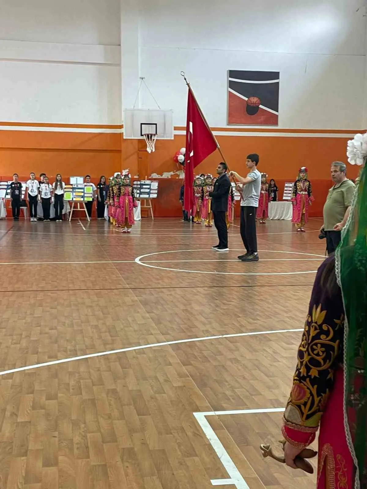 BURSA’NIN OSMANGAZİ İLÇESİNDE, MACİDE GAZİOĞLU KÜKÜRTLÜ ORTAOKULU TARAFINDAN TEKNOLOJİ VE TASARIM ÖĞRETMENİ DİLEK ÇELİK KOORDİNATÖRLÜĞÜNDE HAZIRLANAN "TÜBİTAK 4006 BİLİM FUARI" DÜZENLENEN PROGRAMLA AÇILDI.