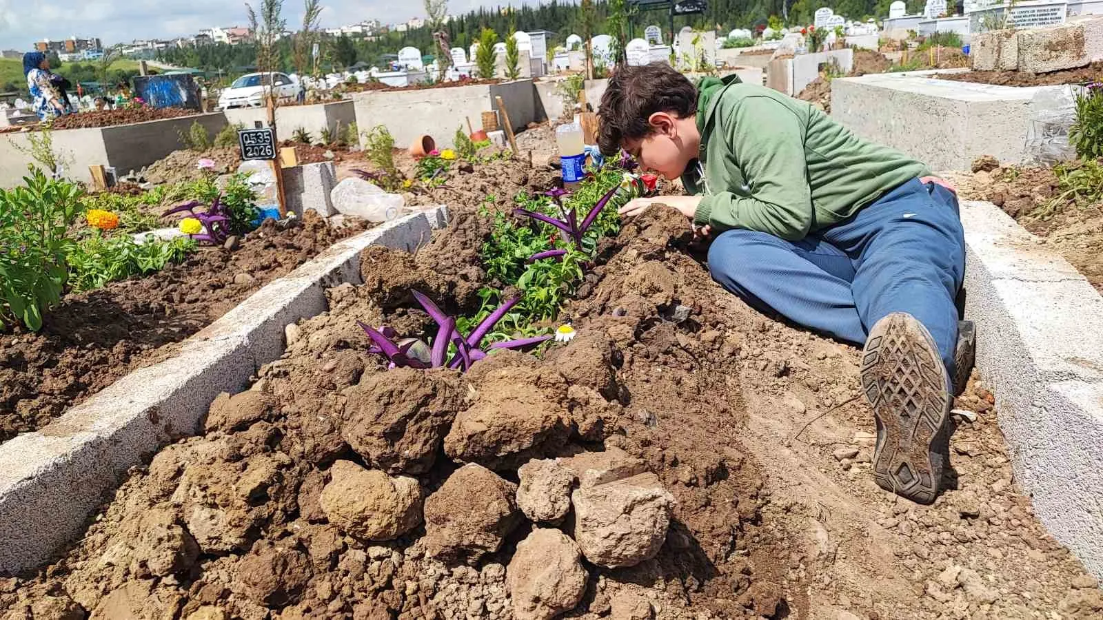 12 YAŞINDAKİ İBRAHİM KEPİR BABASININ MEZAR TOPRAĞINA ÖPTÜ.