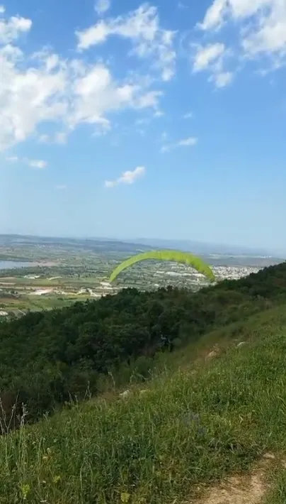 YAMAÇ PARAŞÜTÜ YAPAN BİR KİŞİ, HAVALANDIKTAN KISA SÜRE SONRA KONTROLÜNÜ KAYBEDEREK PARAŞÜTÜYLE ORMANA GİRDİ.