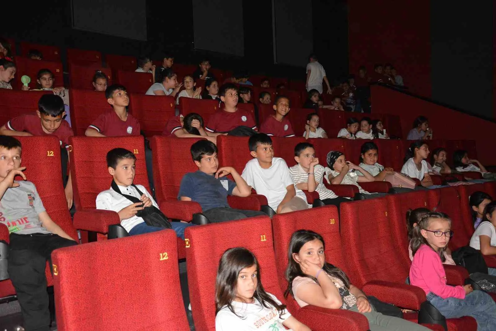 BABADAĞ BELEDİYE BAŞKANI MURAT KUMRAL, İLÇEDEKİ ÇOCUKLARIN KÜLTÜREL VE SOSYAL GELİŞİMLERİNİ DESTEKLEMEK AMACIYLA DÜZENLENEN "SİNEMA GÜNÜ" ETKİNLİĞİNDE 4. VE 5. SINIF ÖĞRENCİLERİNİ AĞIRLADI.
