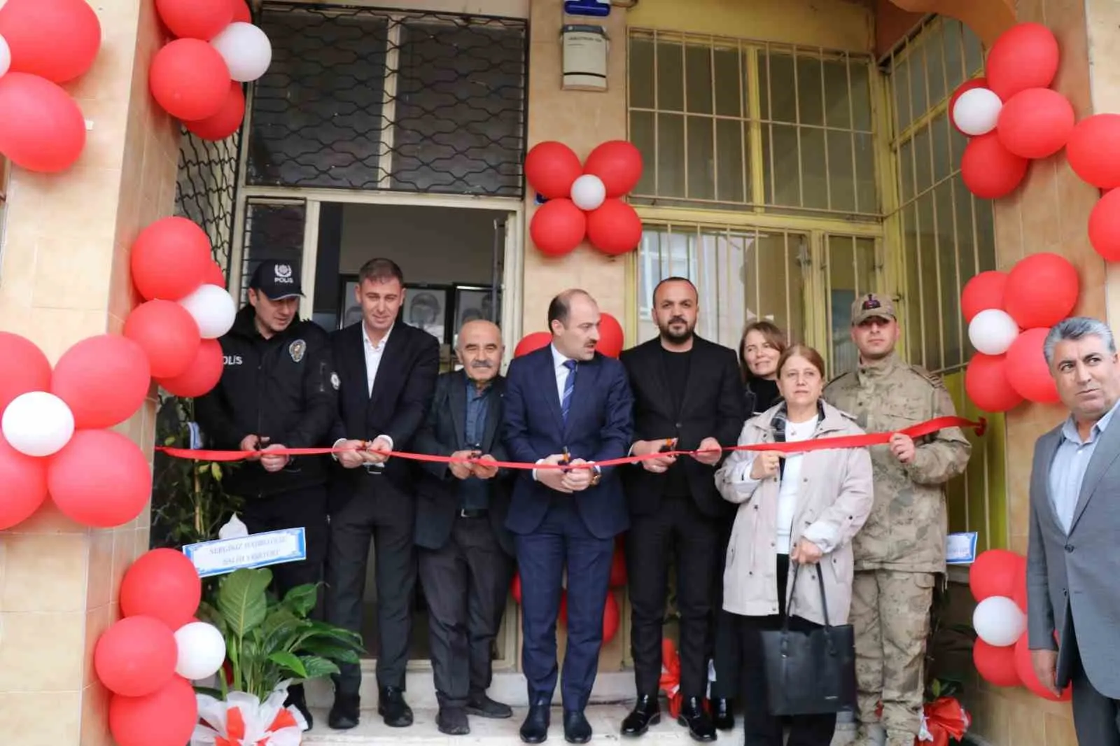 OLTULU EMEKLİ RESİM ÖĞRETMENİ NEŞAT DEMİRCAN TARAFINDAN HAZIRLANAN SOSYAL İÇERİKLİ RÖLYEF, HEYKEL VE KARAKALEM ÇALIŞMALARINDAN OLUŞAN SERGİ SANATSEVERLERLE BULUŞTU.