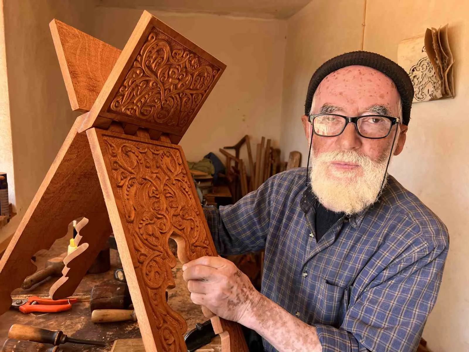 ADEM DURDU, "40 YIL SONRA ŞEHİR MERKEZİNDEN KÖYÜME DÖNDÜM VE ÇOK İYİ USTALARIN YANINDA ÇALIŞTIM. BU İŞLERİ ÖĞRENDİM. RAHLE YAPMAK HEM SEVAP HEM DE GÜZELDİR. BİR RAHLEYİ BİR HAFTADA BİTİRİYORUM" DEDİ.