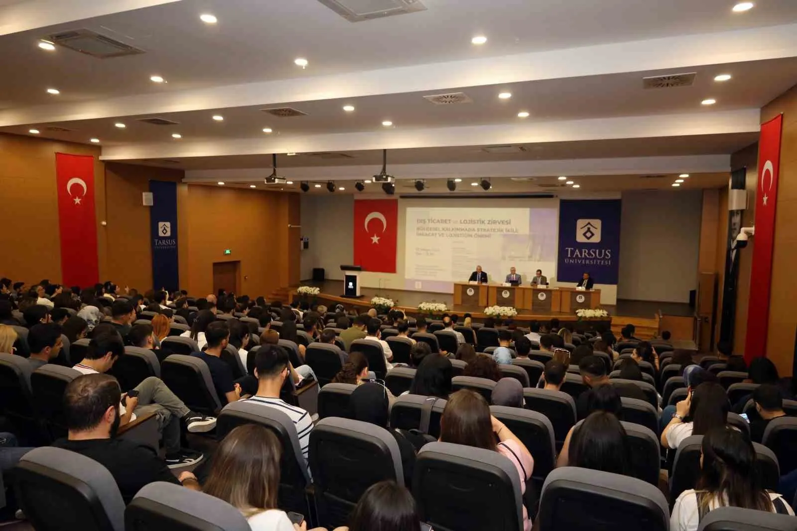 ADANA SANAYİ ODASI YÖNETİM KURULU BAŞKANI ZEKİ KIVANÇ, TÜRKİYE’NİN ÜRETİMDE ÖNEMLİ BİR GÜCE SAHİP OLDUĞUNU BELİRTEREK, İHRACATTA REKABET AVANTAJININ KORUNABİLMESİ İÇİN LOJİSTİK ALTYAPININ GÜÇLENDİRİLMESİ GEREKTİĞİNİ SÖYLEDİ.