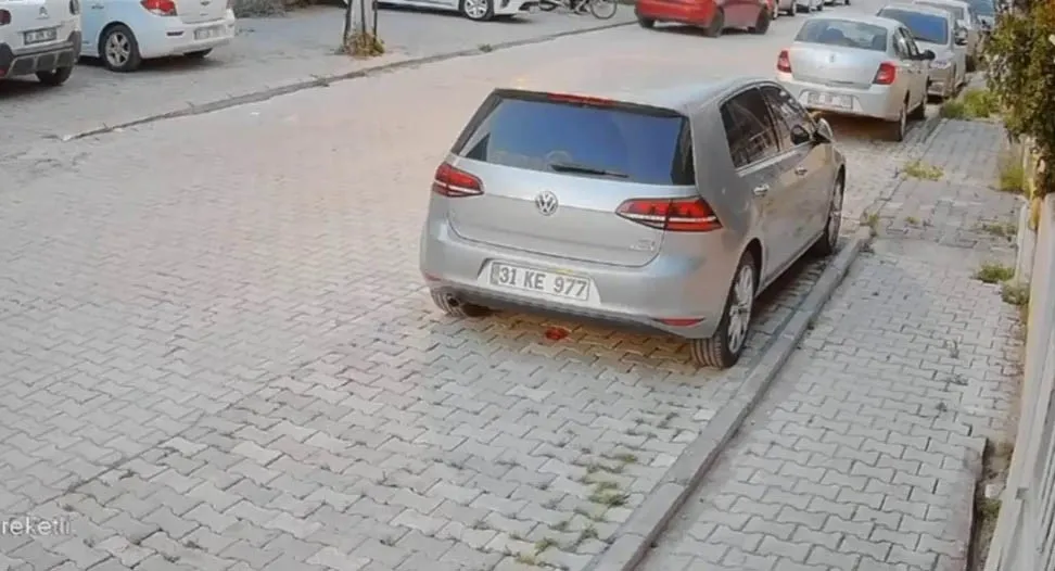 HATAY'DA 2 GÜN İÇERİSİNDE 2 HIRSIZLIK OLAYI GERÇEKLEŞTİREN 4 ŞAHIS, POLİS EKİPLERİ TARAFINDAN YAKALANDI. HIRSIZLARIN DUVARA TIRMANARAK GİRDİKLERİ EVDEN ANAHTARI ALIP, BİNANIN ÖNÜNDE BULUNAN OTOMOBİLİ ÇALDIKLARI OLAY ANIYSA KAMERAYA YANSIDI.