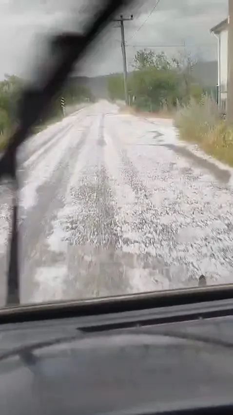 ÇANAKKALE'NİN AYVACIK İLÇESİNDE ETKİLİ OLAN DOLU YAĞIŞI YOLLARI BEYAZA BÜRÜDÜ.