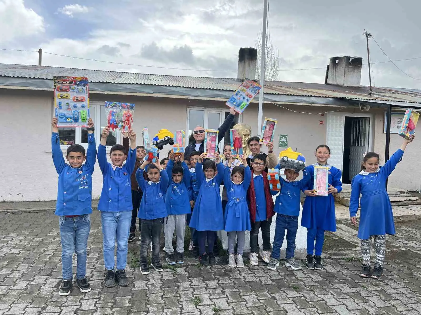 İŞ ADAMI MUHSİN ŞAŞMAZ TARAFINDAN HAYATA GEÇİRİLEN, "OYUNCAKSIZ ÇOCUK KALMASIN, OYUNCAKLAR MUHSİN ABİDEN" PROJESİ KAPSAMINDA KARS'IN ERMENİSTAN SINIRINDA BULUNAN KÖY OKULUNA GELEN OYUNCAK KARAVANI, ÇOCUKLARA ADETA BAYRAM SEVİNCİ YAŞATTI.