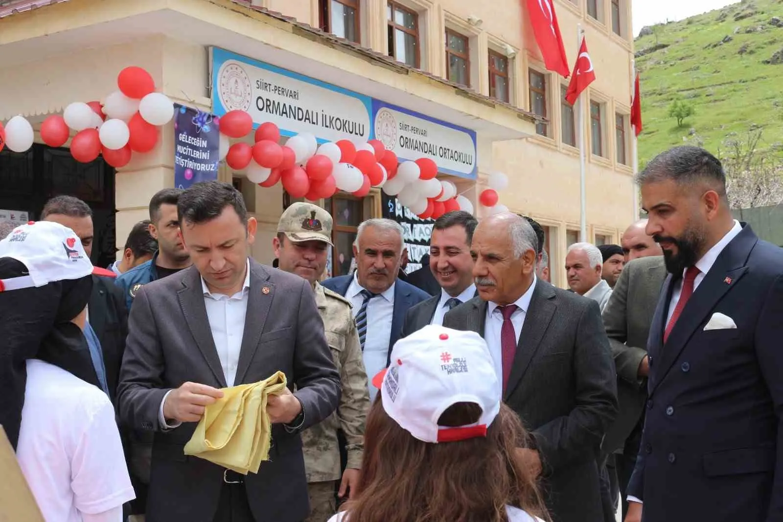 SİİRT'İN PERVARİ İLÇESİNDE BULUNAN ORMANDALI İLK VE ORTAOKULU'NDA DÜZENLENEN TÜBİTAK 4006-A BİLİM FUARI, YOĞUN KATILIMLA GERÇEKLEŞTİRİLDİ. ÖĞRENCİLER TARAFINDAN HAZIRLANAN PROJELER ZİYARETÇİLERİN BEĞENİSİNE SUNULDU.