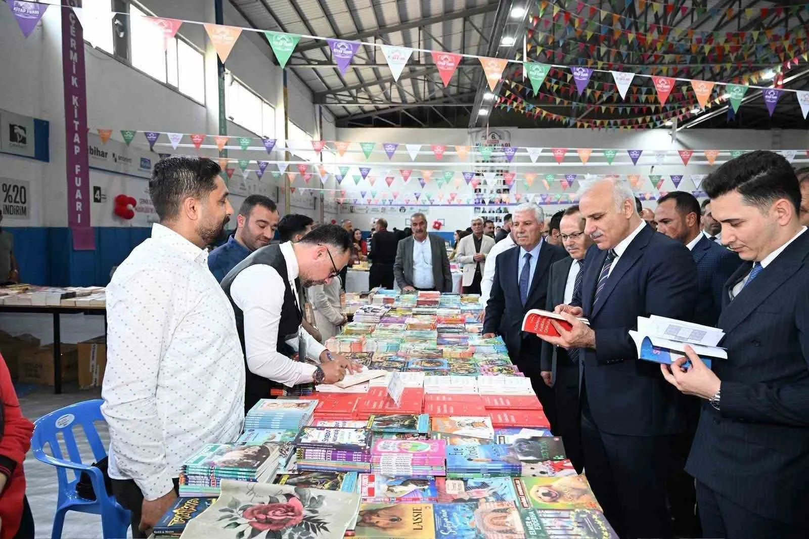 DİYARBAKIR VALİSİ MURAT ZORLUOĞLU, BERABERİNDEKİ HEYETLE ÇERMİK 6. KİTAP FUARI KÜLTÜR VE SANAT FESTİVALİNİ ZİYARET ETTİ .