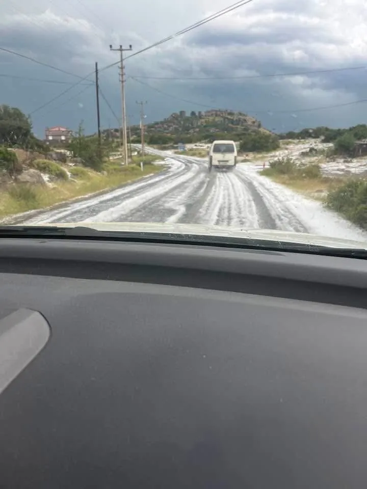 ÇANAKKALE'NİN AYVACIK İLÇESİNDE ETKİLİ OLAN DOLU YAĞIŞI YOLLARI BEYAZA BÜRÜDÜ.