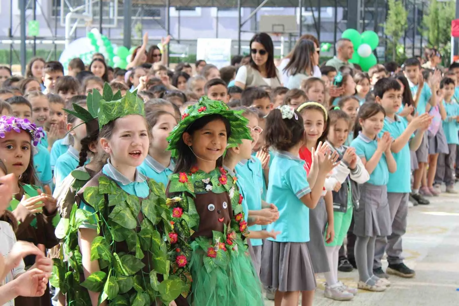 ÖDEMİŞ 100. YIL İLKOKULUNDA DÜZENLENEN 'YEŞİLFEST SAĞLIKLI YAŞAM FESTİVALİ' İLE YÜZLERCE ÖĞRENCİ VE VELİ, SPOR AKTİVİTELERİ VE EĞİTİCİ ETKİNLİKLERLE SAĞLIKLI YAŞAMIN KAPILARINI ARALADI.