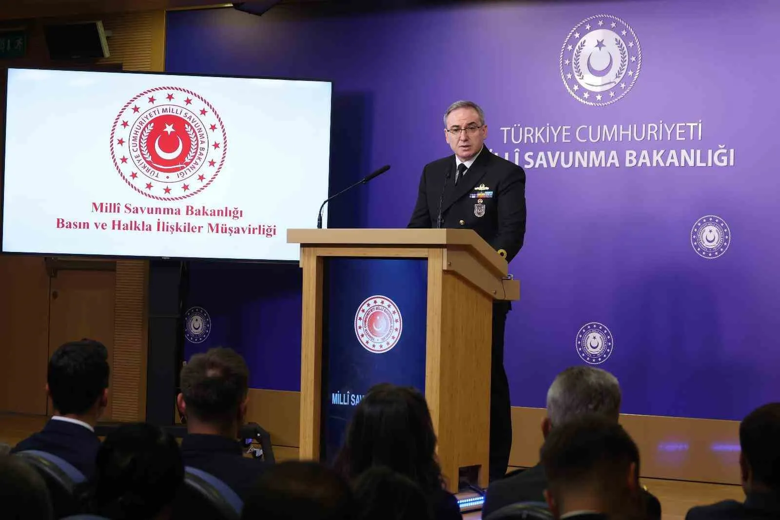 MİLLİ SAVUNMA BAKANLIĞI BASIN VE HALKLA İLİŞKİLER MÜŞAVİRİ TUĞAMİRAL ZEKİ AKTÜRK BASIN TOPLANTISI DÜZENLEDİ