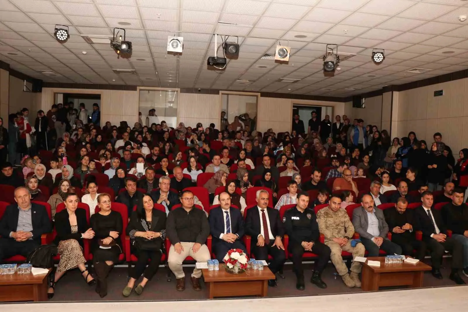 ERZURUM’UN OLTU İLÇESİNDE DÜZENLENEN PİYANO RESİTALİ, SANATSEVERLERE UNUTULMAZ BİR GECE YAŞATTI.
