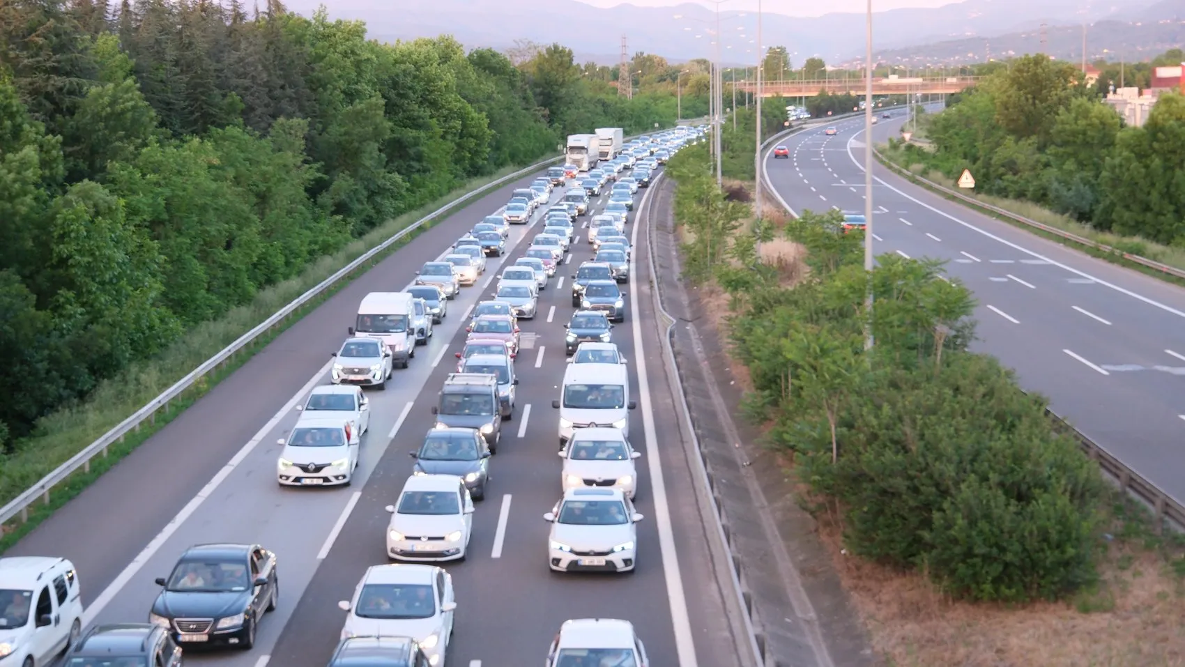 Dönüş yolunda Düzce geçişi kilitlendi