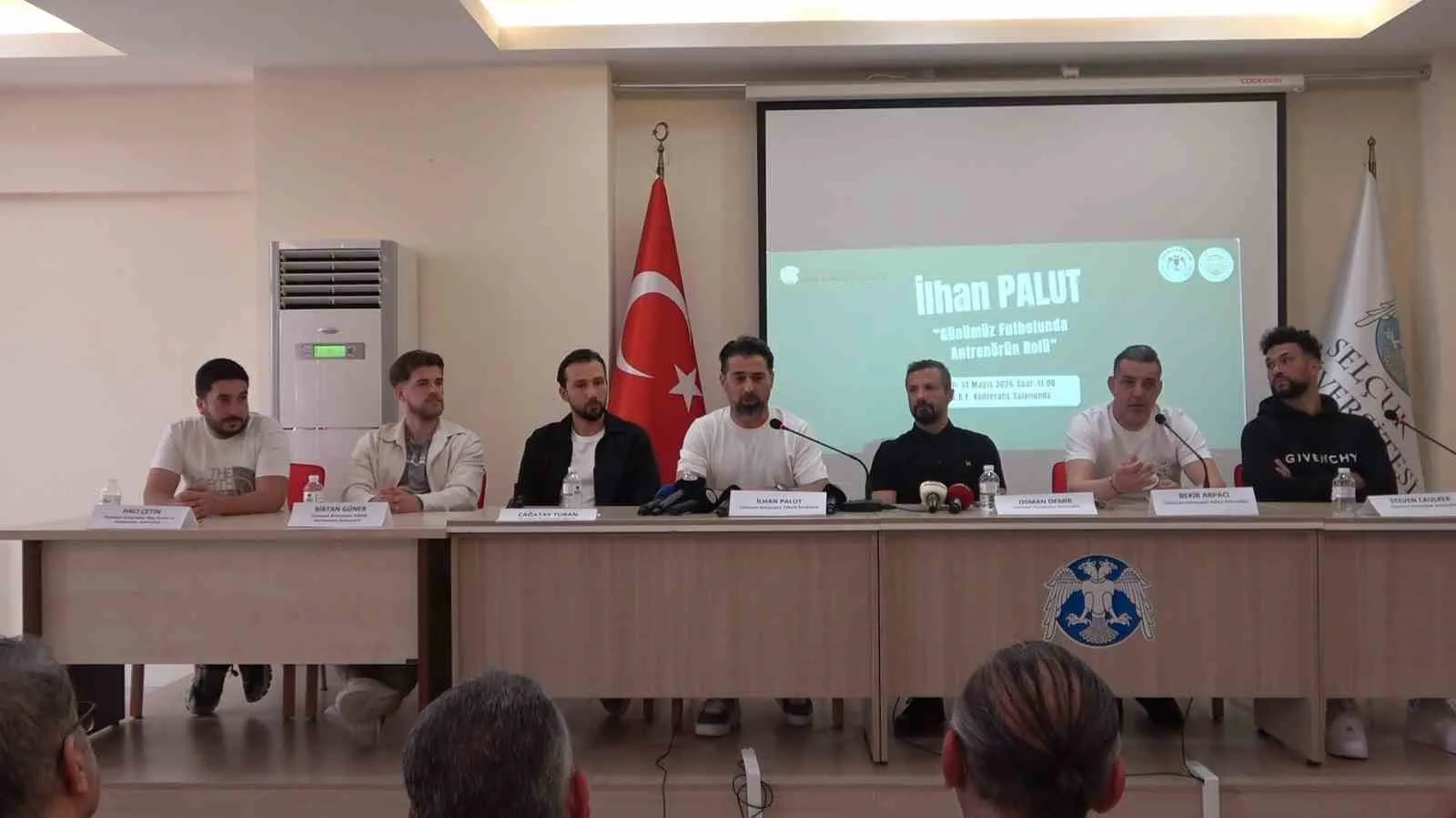 SELÇUK ÜNİVERSİTESİ SPOR BİLİMLERİ FAKÜLTESİ TARAFINDAN DÜZENLENEN "GÜNÜMÜZ FUTBOLUNDA ANTRENÖRÜN ROLÜ" TEMALI KARİYER GELİŞİM PANELİNDE, KONYASPOR TEKNİK DİREKTÖRÜ İLHAN PALUT VE TEKNİK EKİP ÜYELERİ ÖĞRENCİLERLE BİR ARAYA GELDİ.