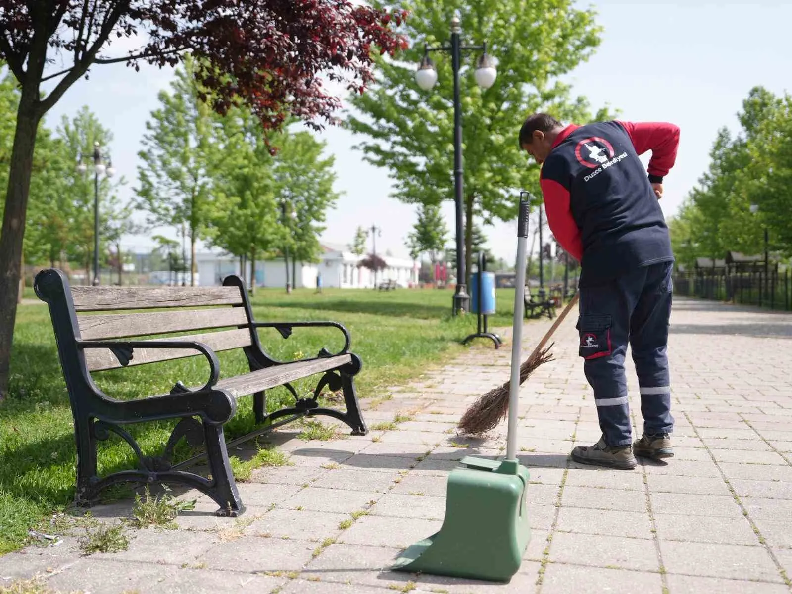 DÜZCE BELEDİYESİ, ORTAK KULLANIM ALANLARINDA VE ÖZELLİKLE PARKLARDA TEMİZLİK ÇALIŞMALARINI ARALIKSIZ SÜRDÜRÜRKEN SON OLARAK MELEN SU PARK PİKNİK ALANLARINDA KAYDEDİLEN GÖRÜNTÜLER İZLEYENLERİ HEM ÜZDÜ HEM DE KIZDIRDI.