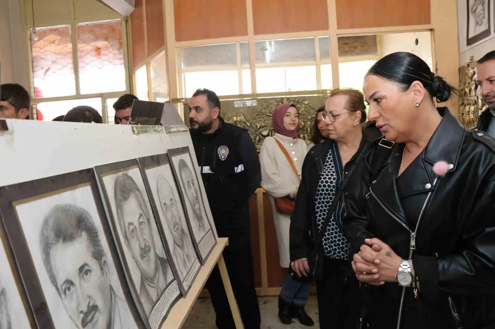 OLTULU EMEKLİ RESİM ÖĞRETMENİ NEŞAT DEMİRCAN TARAFINDAN HAZIRLANAN SOSYAL İÇERİKLİ RÖLYEF, HEYKEL VE KARAKALEM ÇALIŞMALARINDAN OLUŞAN SERGİ SANATSEVERLERLE BULUŞTU.