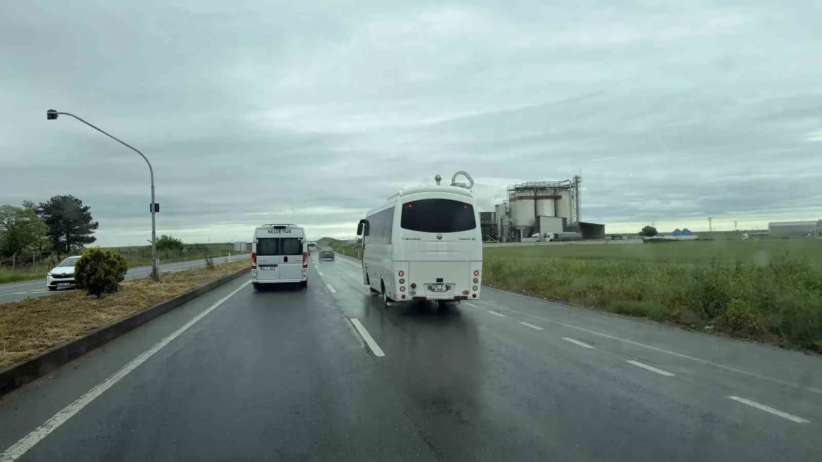 KIRKLARELİ’NİN LÜLEBURGAZ İLÇESİNDE ETKİLİ OLAN YAĞMUR YAĞIŞI GÜNLÜK YAŞAMI OLUMSUZ ETKİLERKEN, İŞÇİ SERVİSLERİNDE YOĞUNLUK YAŞANDI.