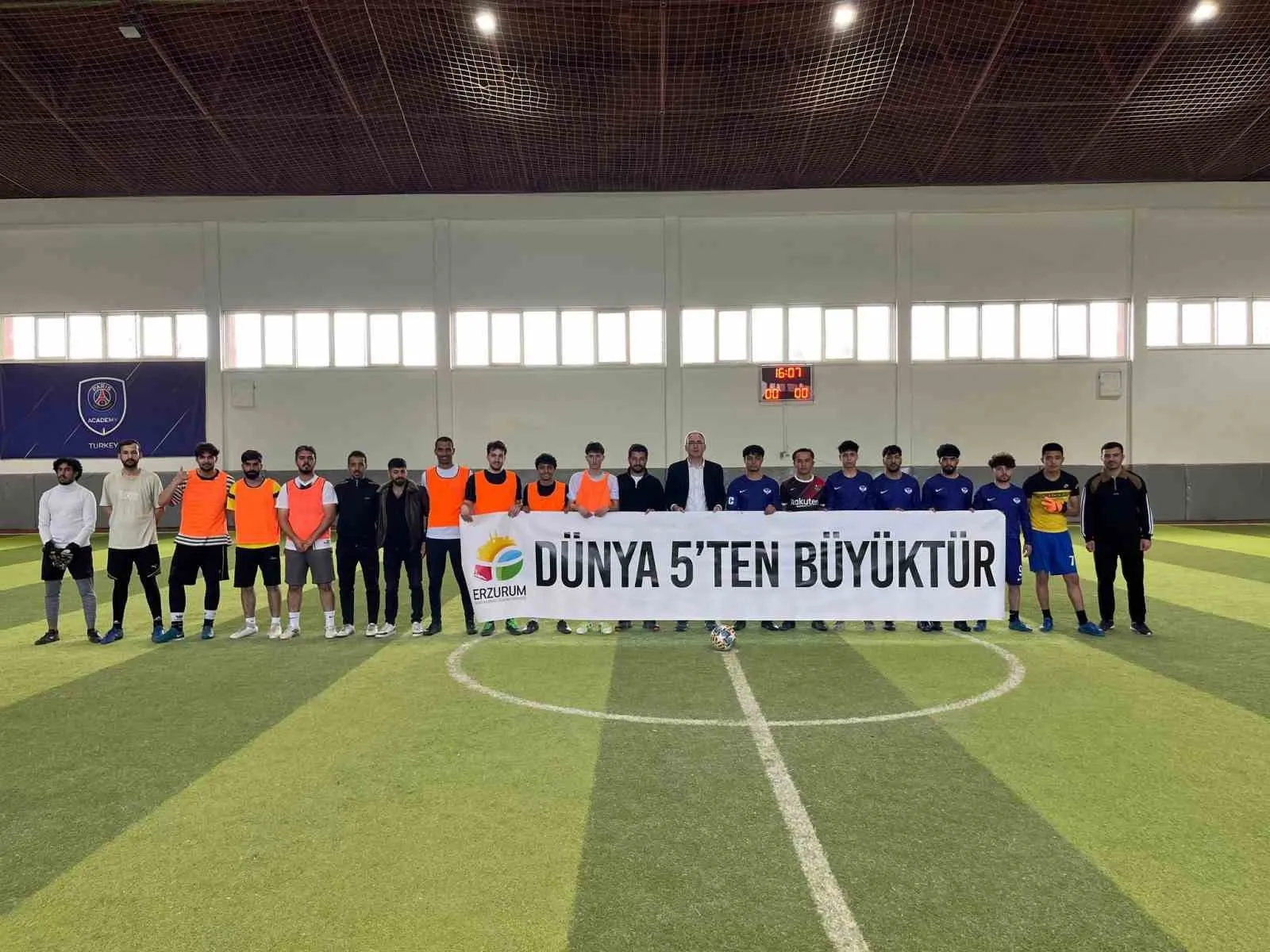 2026 DÜNYA KUPASINA SAYILI GÜNLER KALA ERZURUM'DA, ERZURUM ULUSLARARASI ÖĞRENCİ DERNEĞİNİN EV SAHİPLİĞİNDE MİNİ DÜNYA KUPASI GERÇEKLEŞTİRİLDİ